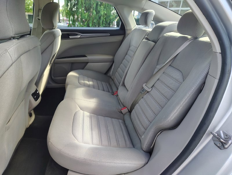 Used 2017 Ford Fusion SE FWD image 15