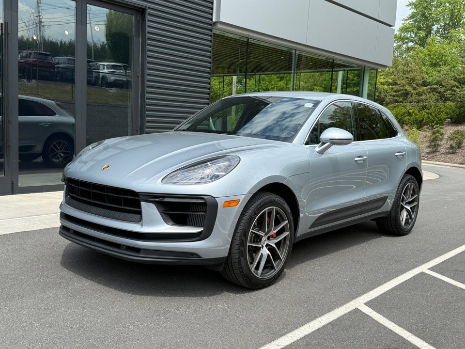 Certified 2022 Porsche Macan S AWD/4WD image 1