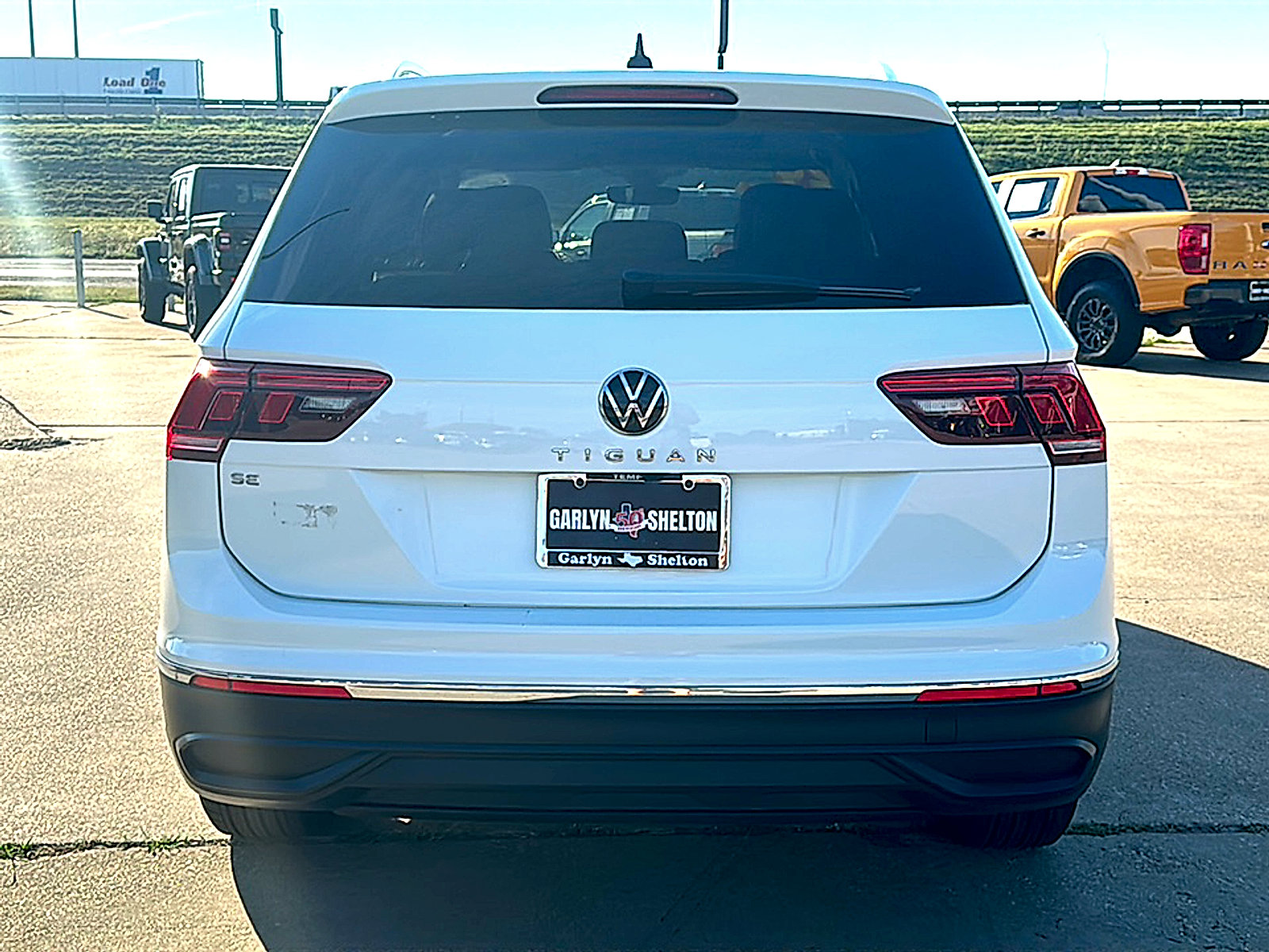 Used 2024 Volkswagen Tiguan SE w/ Panoramic Sunroof Package image 7