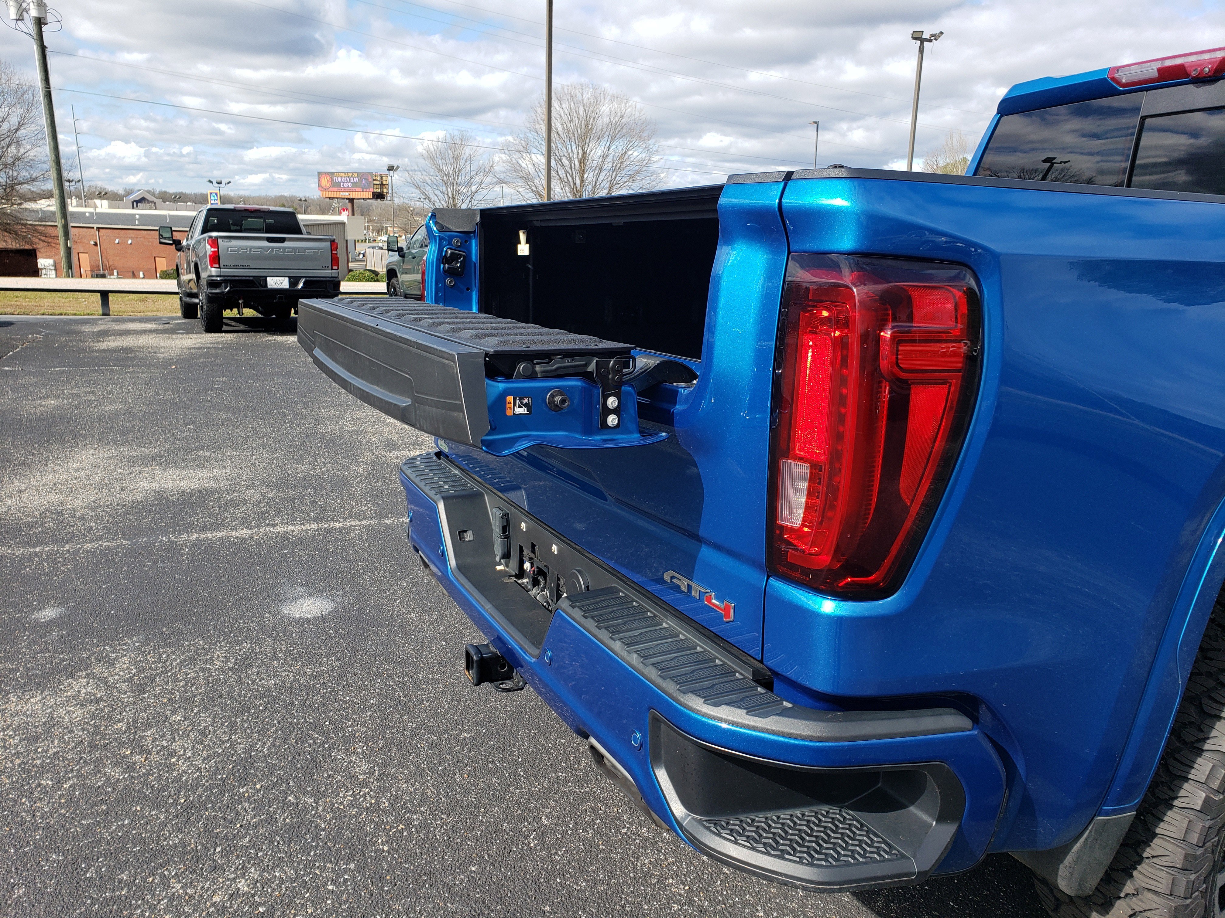 Used 2022 GMC Sierra 1500 AT4 w/ AT4 Premium Package image 9