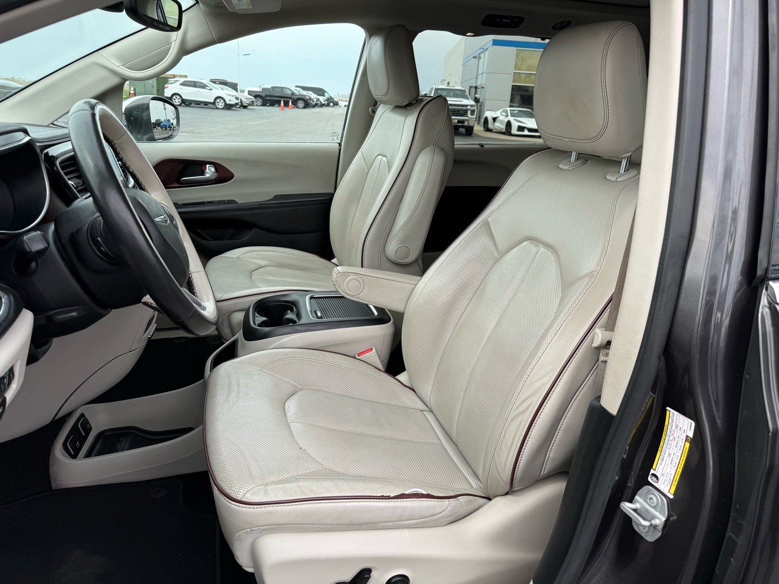 Used 2020 Chrysler Pacifica Limited w/ Advanced Safetytec Group FWD image 12