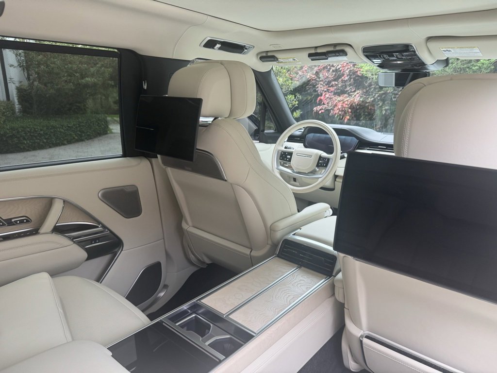 Used 2025 Land Rover Range Rover SV image 17