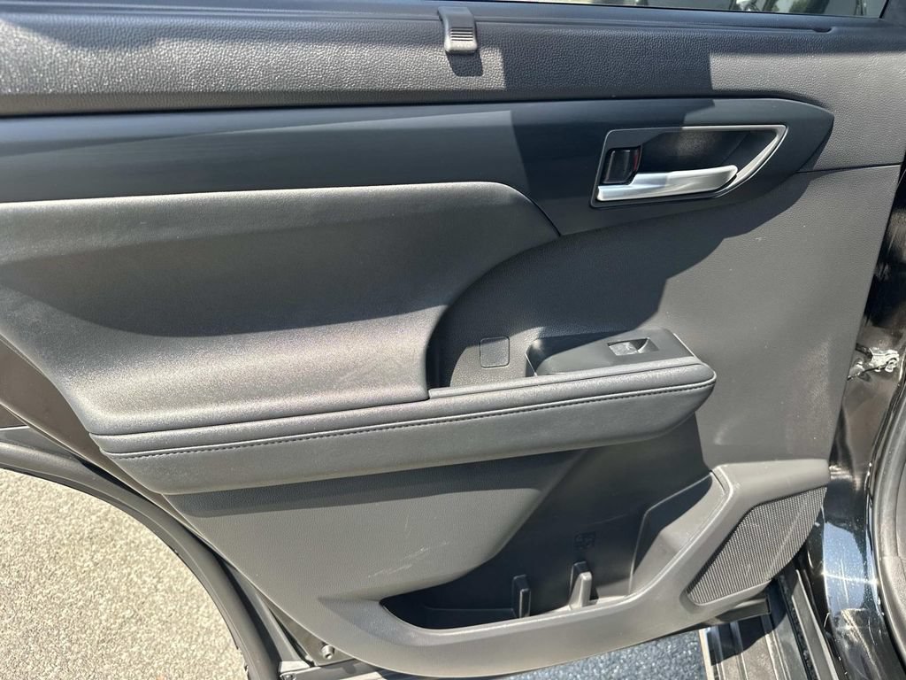 Used 2024 Toyota Highlander XLE AWD/4WD image 19