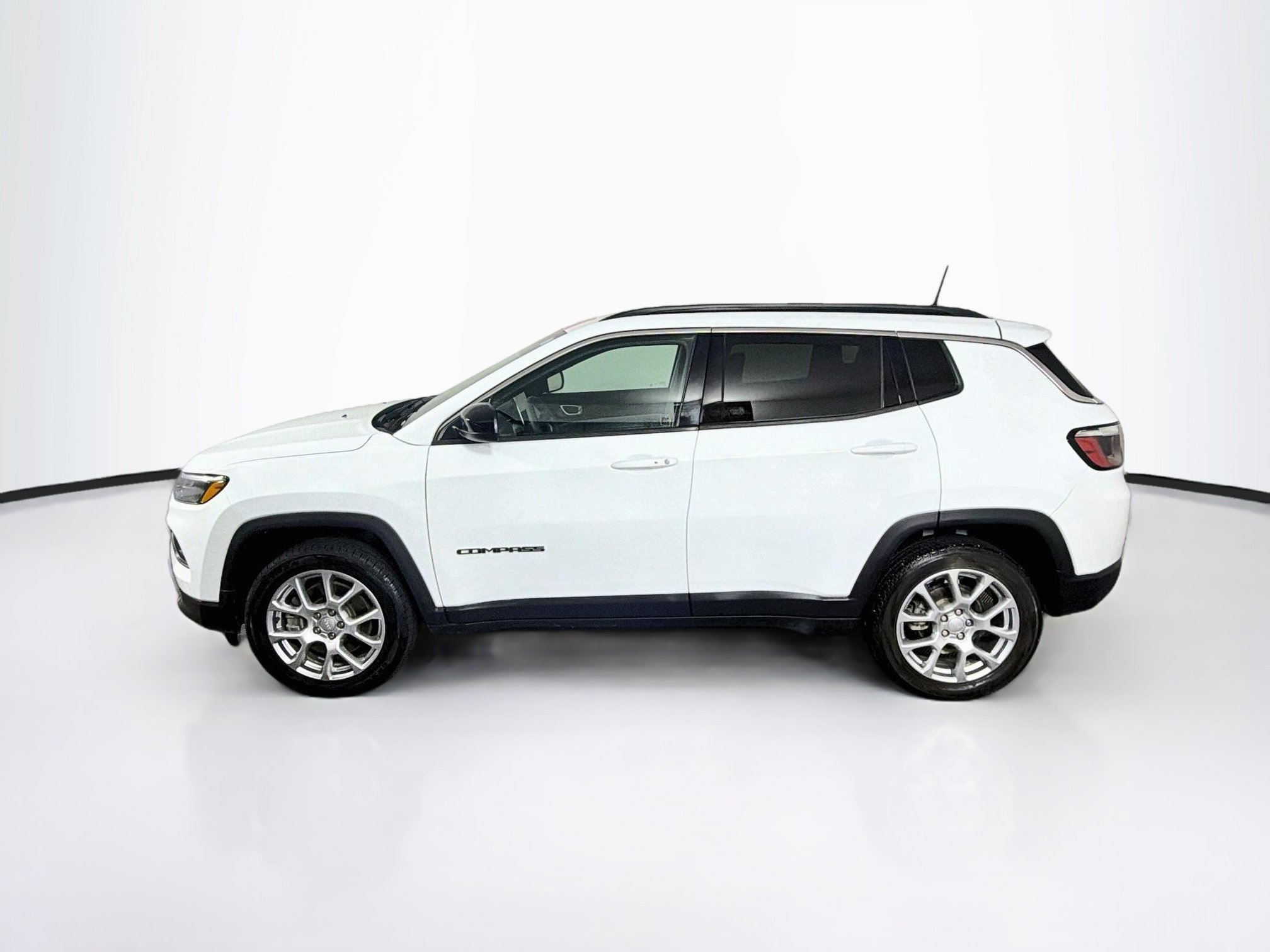 Used 2023 Jeep Compass Latitude AWD/4WD image 4