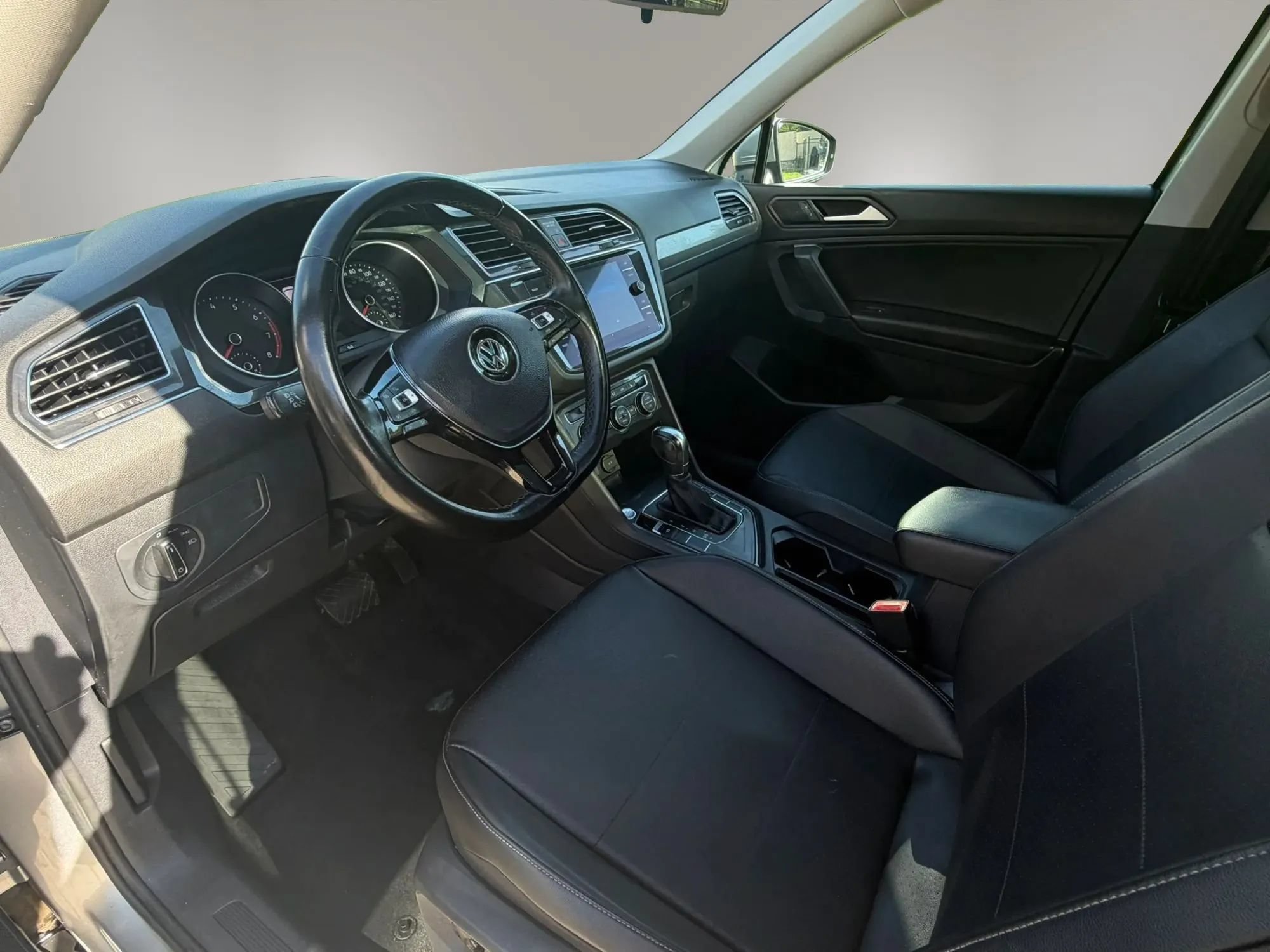 Used 2019 Volkswagen Tiguan SE w/ Panoramic Sunroof Package FWD image 9