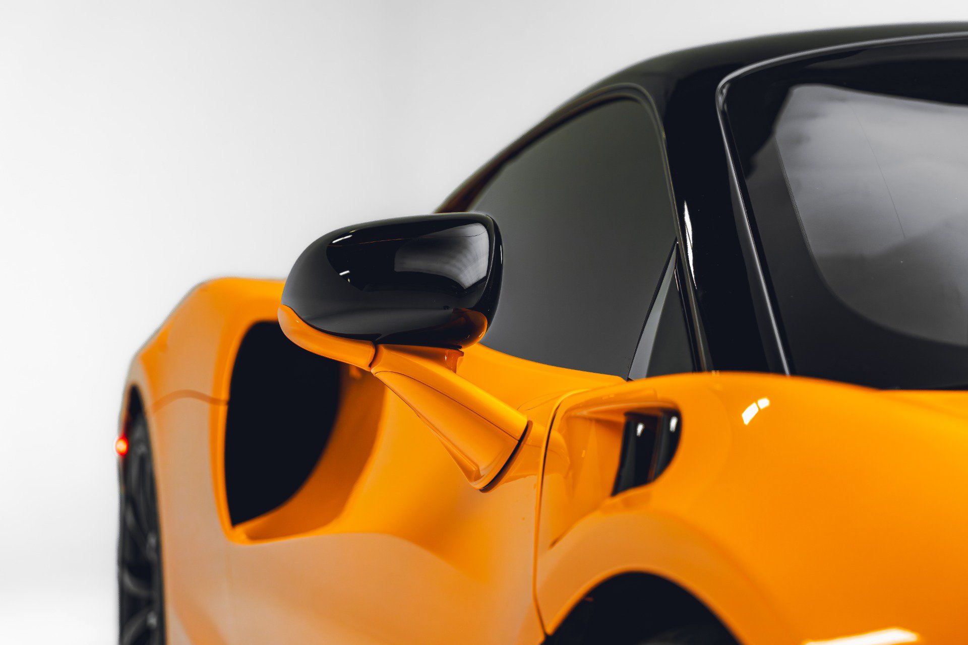 Used 2023 McLaren Artura RWD image 31