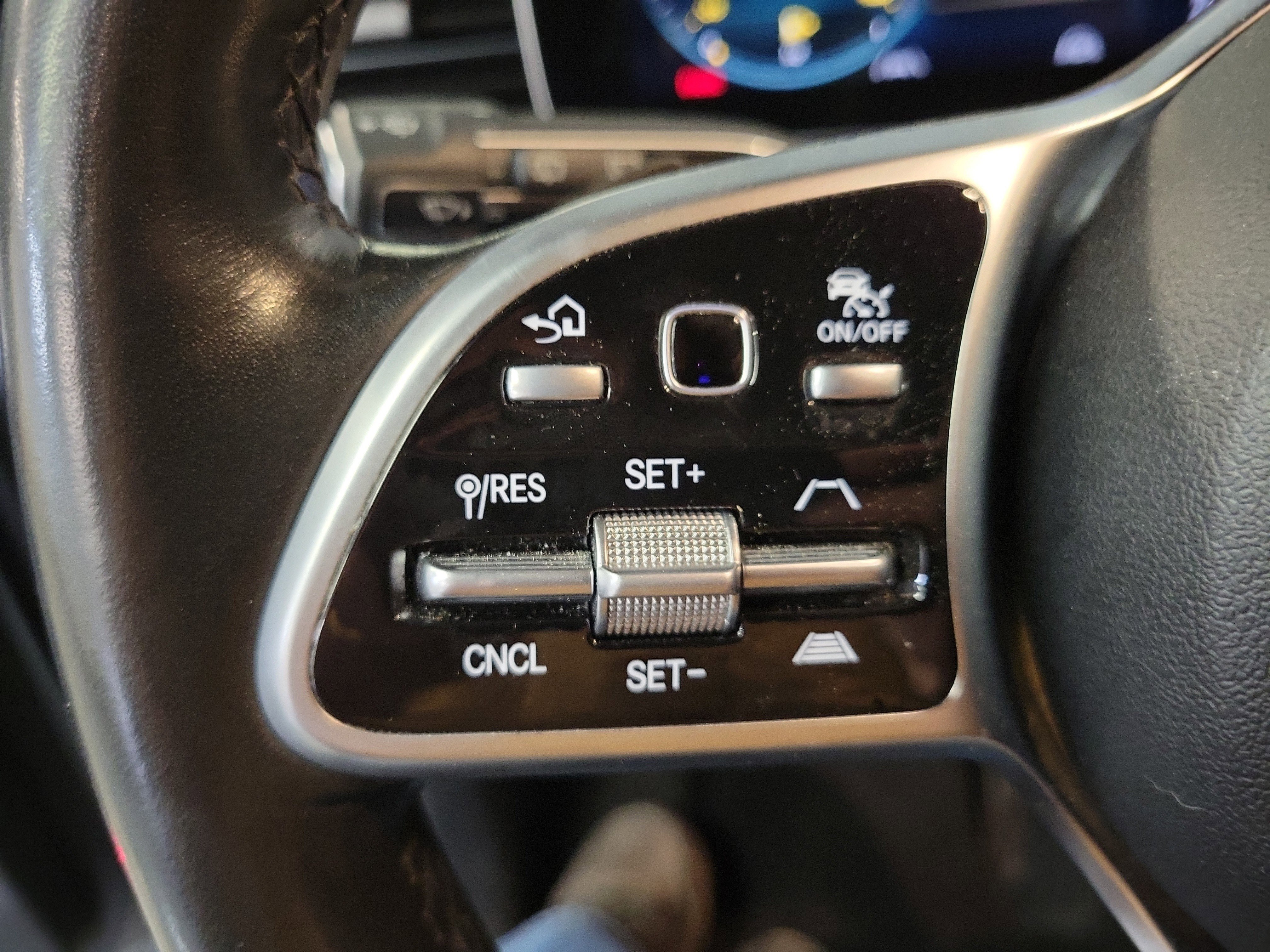 Used 2022 Mercedes-Benz GLE 350 4MATIC w/ AMG Line Exterior image 21