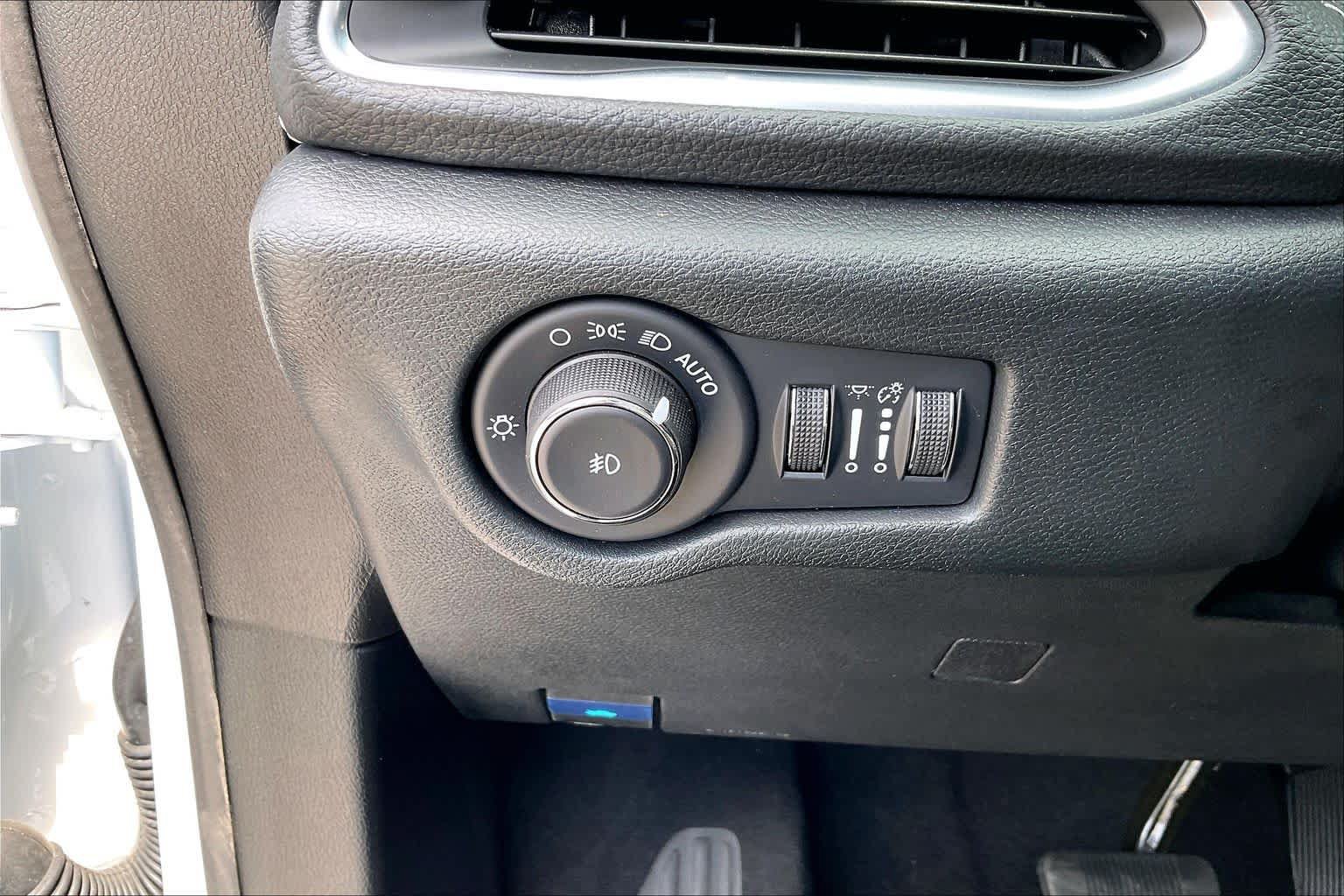 Used 2026 Chrysler Pacifica Limited FWD image 15