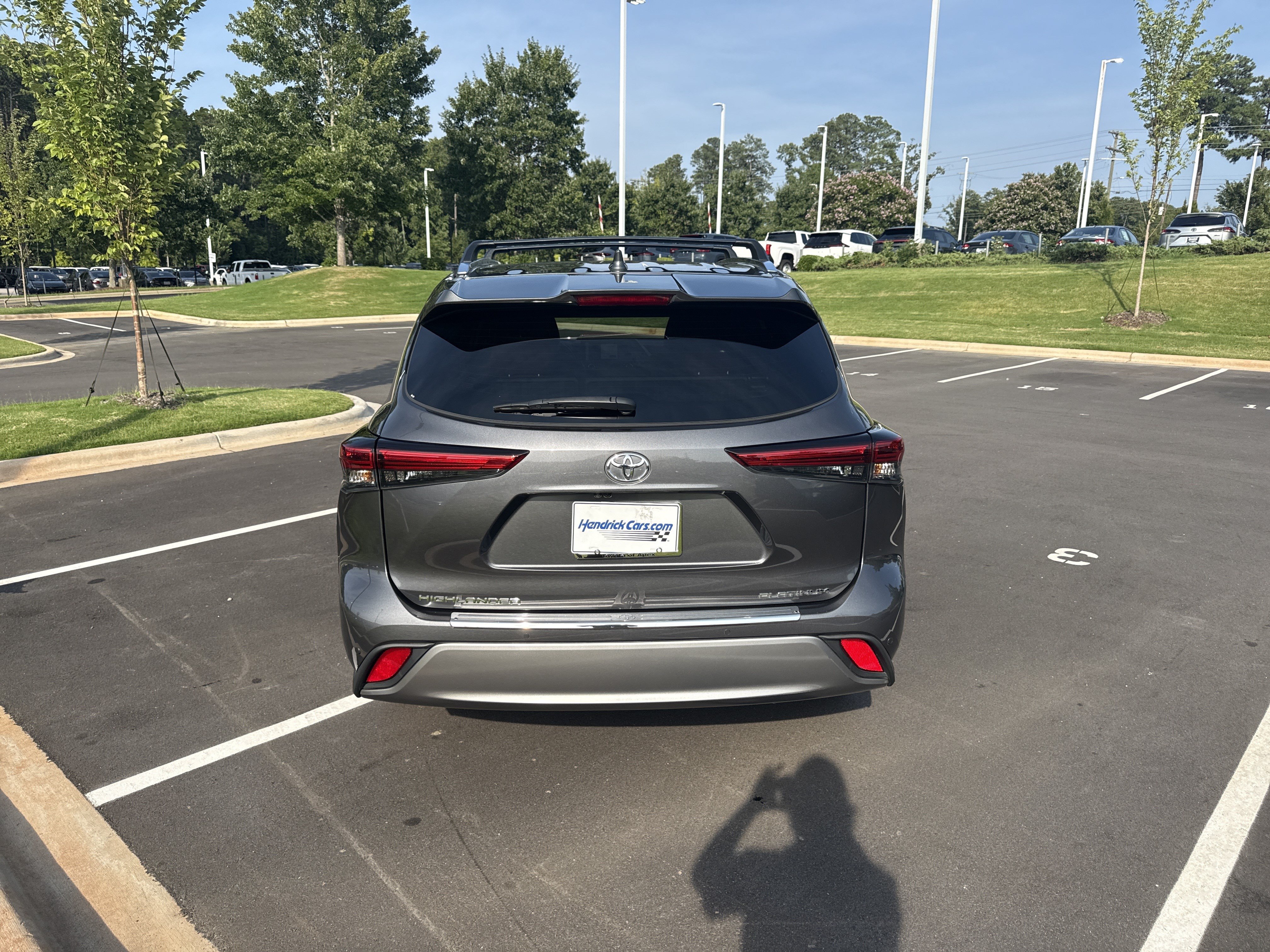 Used 2023 Toyota Highlander Platinum FWD image 3