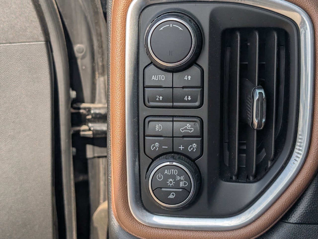 Used 2019 Chevrolet Silverado 1500 High Country w/ Technology Package AWD/4WD image 23