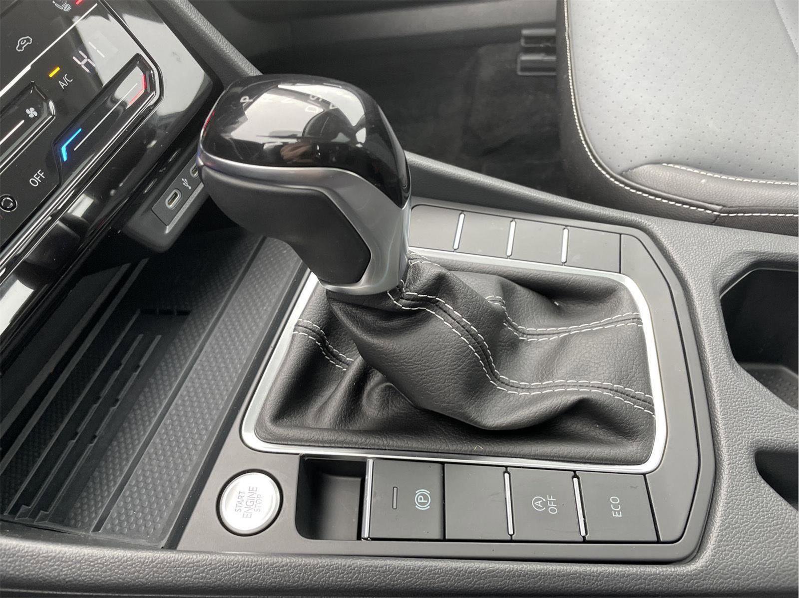 Used 2025 Volkswagen Jetta SE w/ Sunroof Package image 29