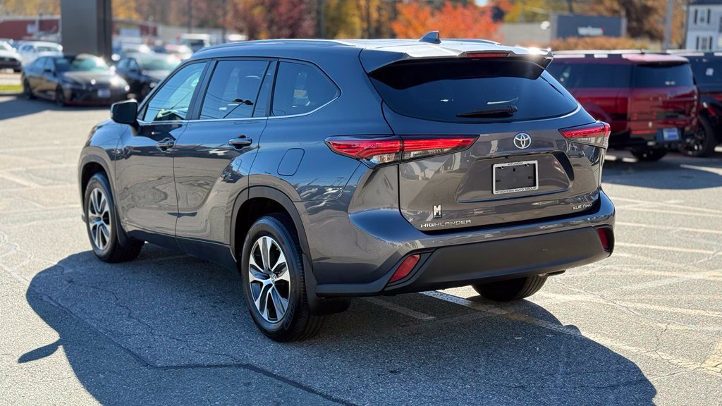 Used 2023 Toyota Highlander XLE AWD/4WD image 5