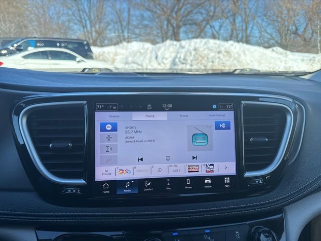 Used 2024 Chrysler Pacifica Select image 24