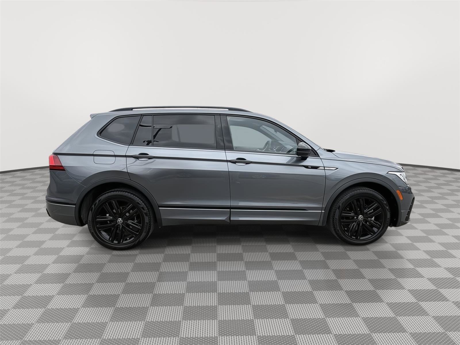 Used 2022 Volkswagen Tiguan SE R-Line FWD image 5