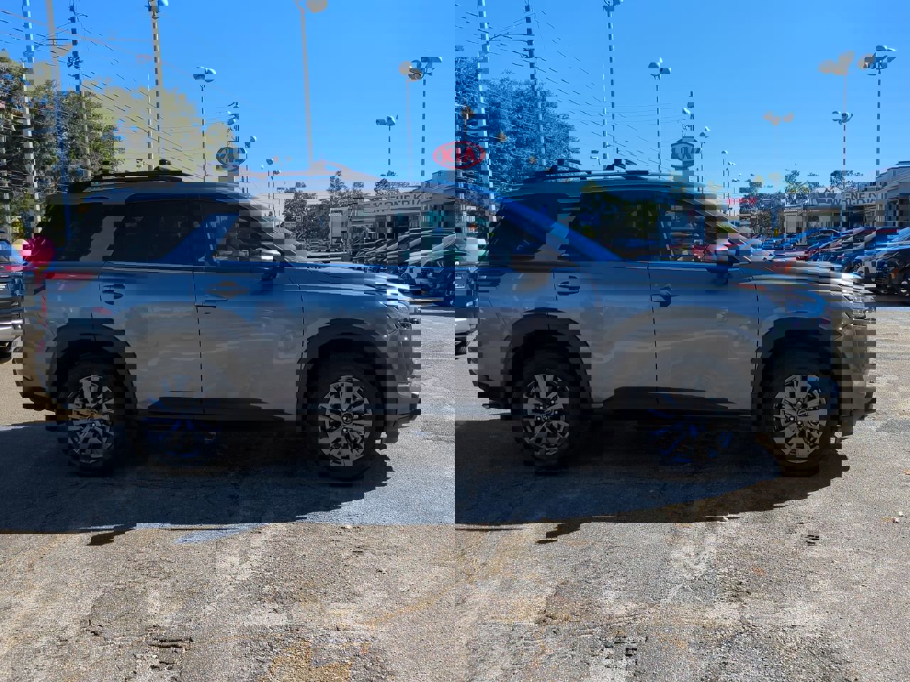 Used 2025 Nissan Pathfinder SV image 4