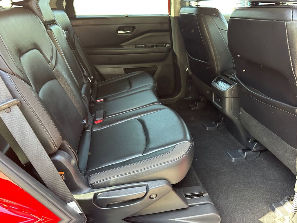 Used 2023 Nissan Pathfinder SL AWD/4WD image 16