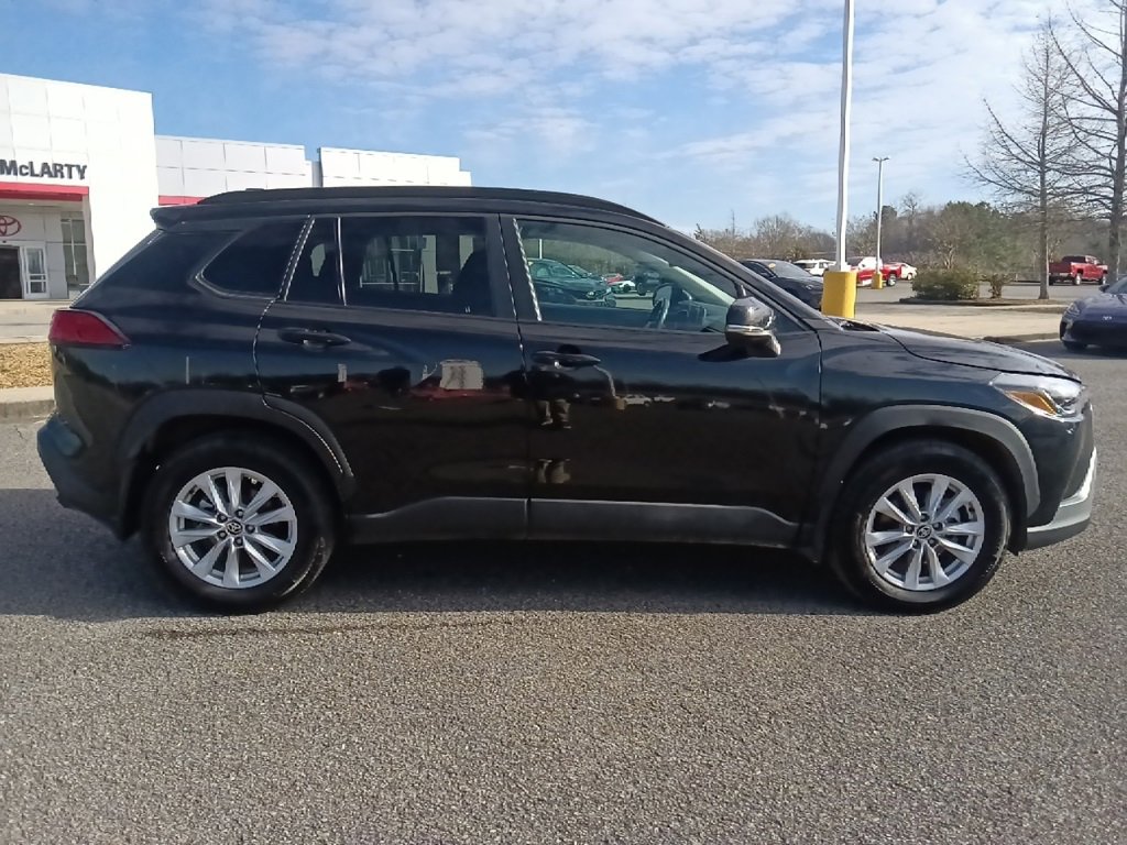 Used 2024 Toyota Corolla Cross LE w/ Moonroof Package image 2