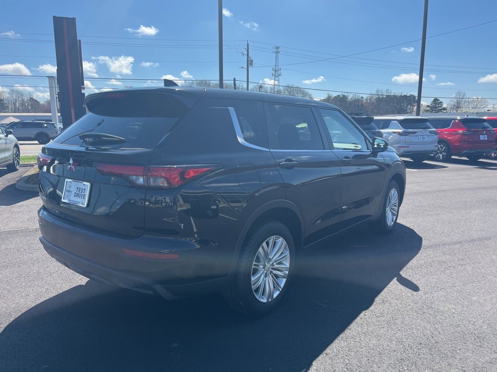 Used 2024 Mitsubishi Outlander ES image 3