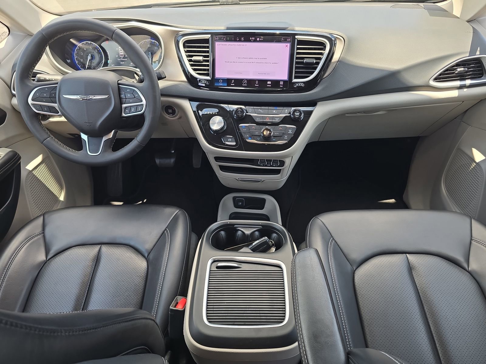 Used 2023 Chrysler Pacifica Touring-L FWD image 9