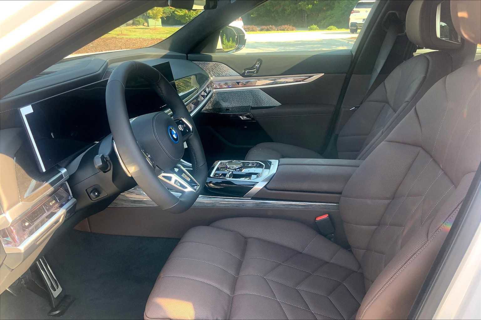 New 2026 BMW 750e xDrive w/ Executive Package image 7