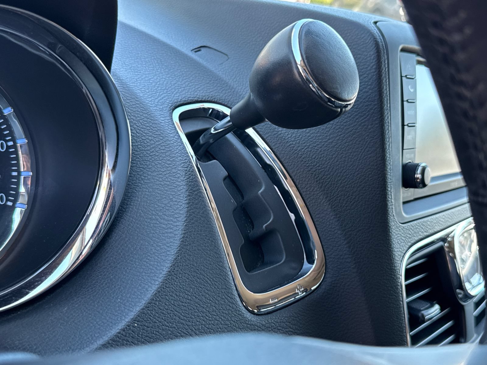 Used 2014 Chrysler Town & Country Touring FWD image 15