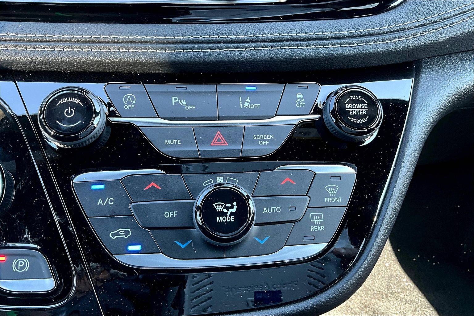 New 2027 Chrysler Pacifica Select AWD/4WD image 25