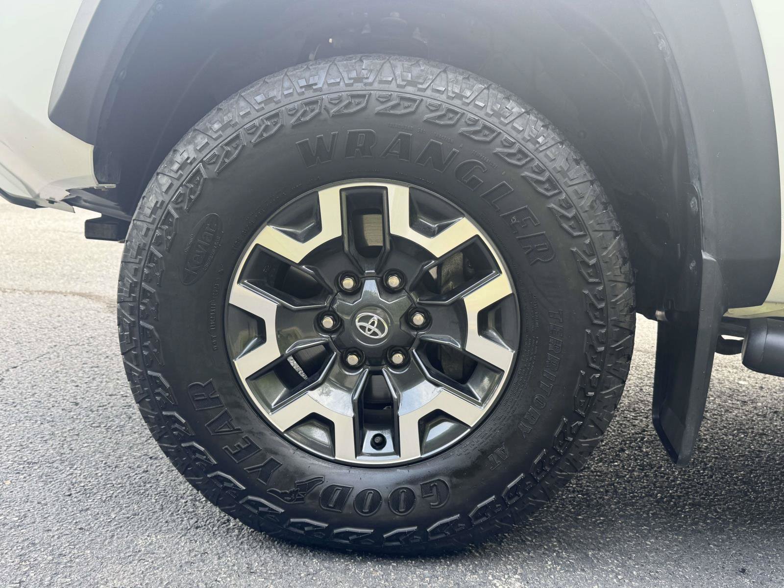 Certified 2023 Toyota Tacoma TRD Off-Road AWD/4WD image 9