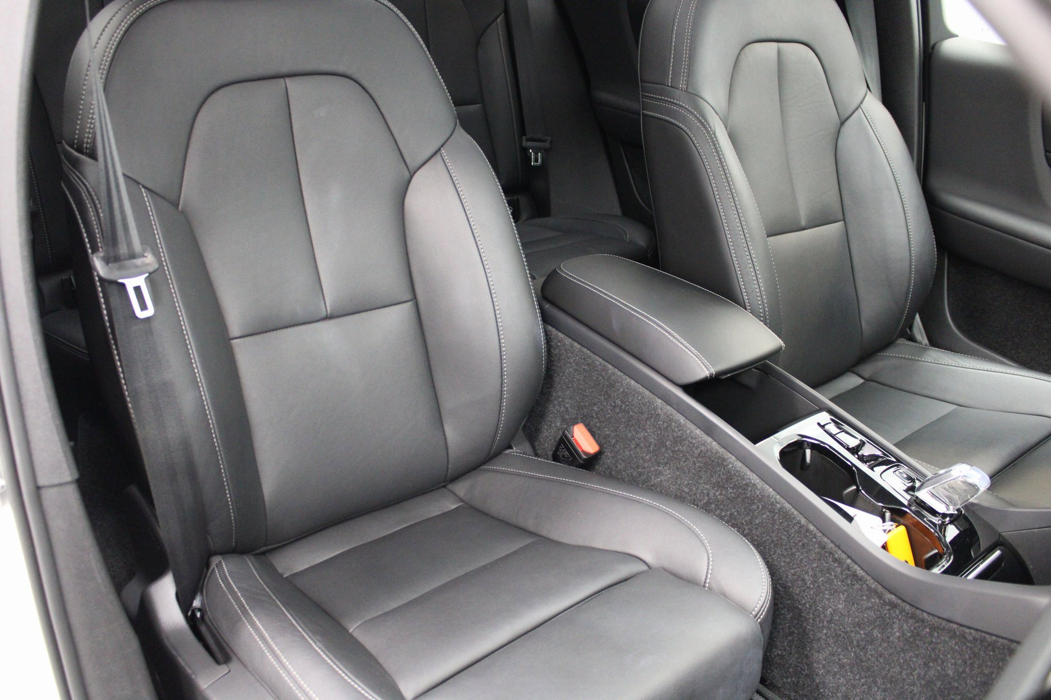 Used 2025 Volvo XC40 B5 Plus image 26