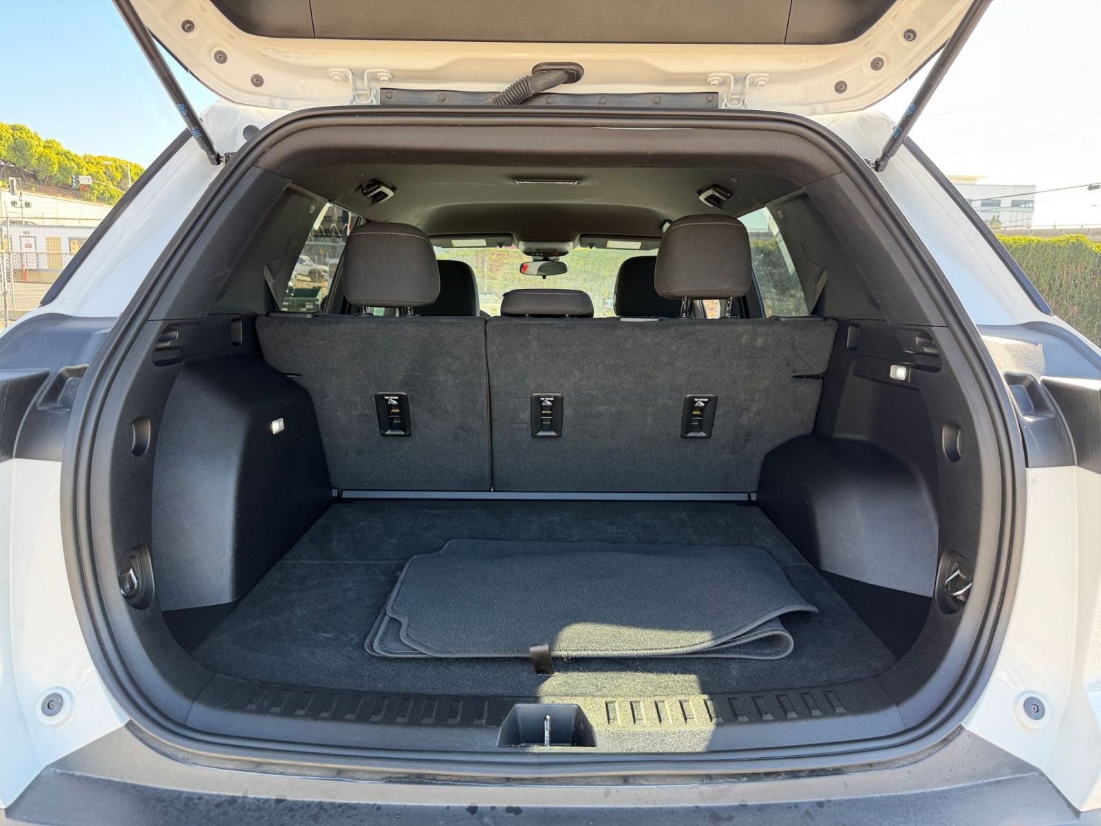 Used 2025 Chevrolet Equinox LT image 30