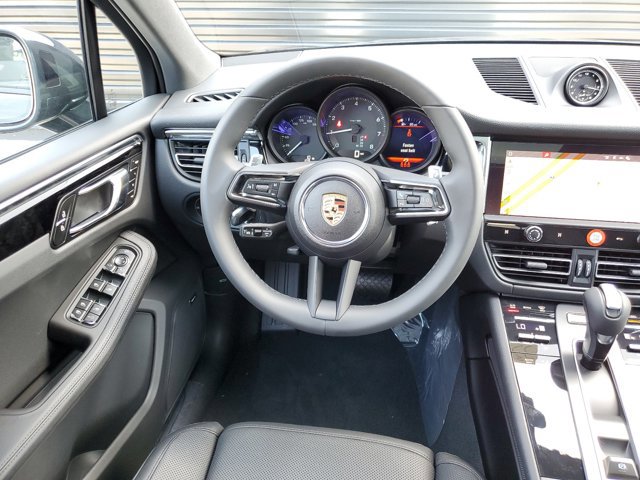 Used 2025 Porsche Macan image 17