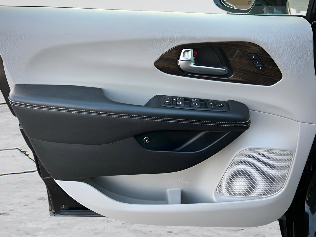 Used 2021 Chrysler Pacifica Limited image 40