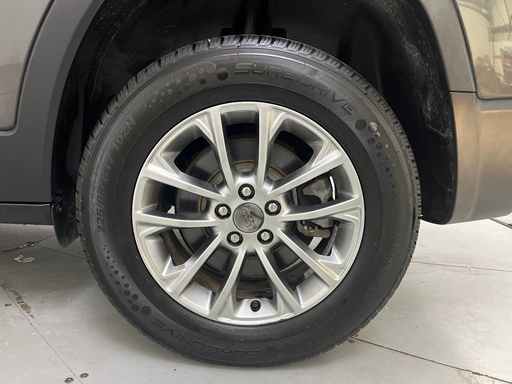 Used 2019 Jeep Cherokee Latitude Plus image 16