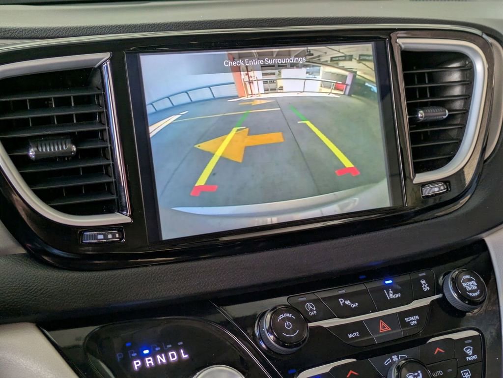 Used 2024 Chrysler Pacifica Touring-L image 16