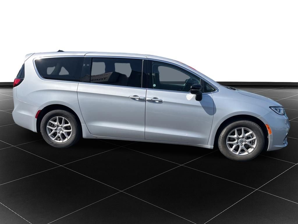 Used 2024 Chrysler Pacifica Touring-L FWD image 5