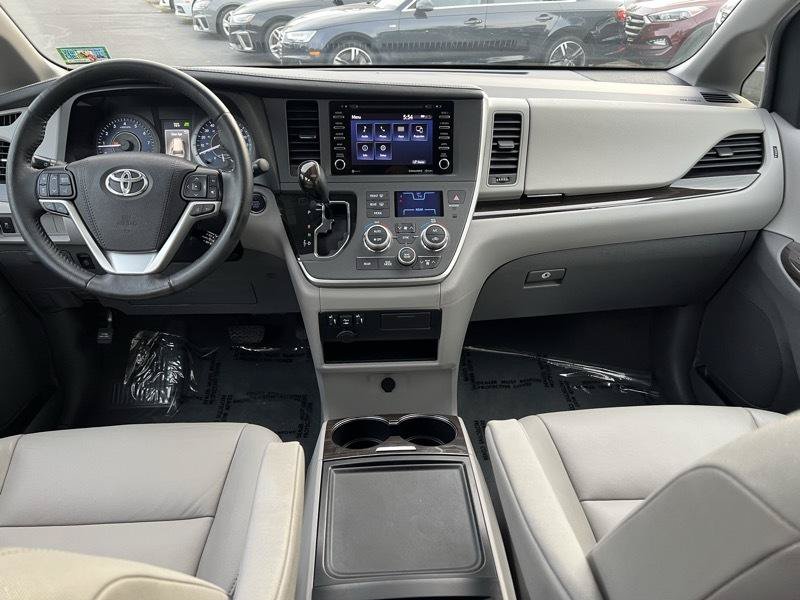 Used 2020 Toyota Sienna XLE FWD image 16
