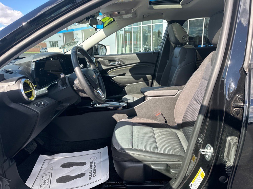 Used 2024 Chevrolet Trax LT w/ Sunroof Package image 11