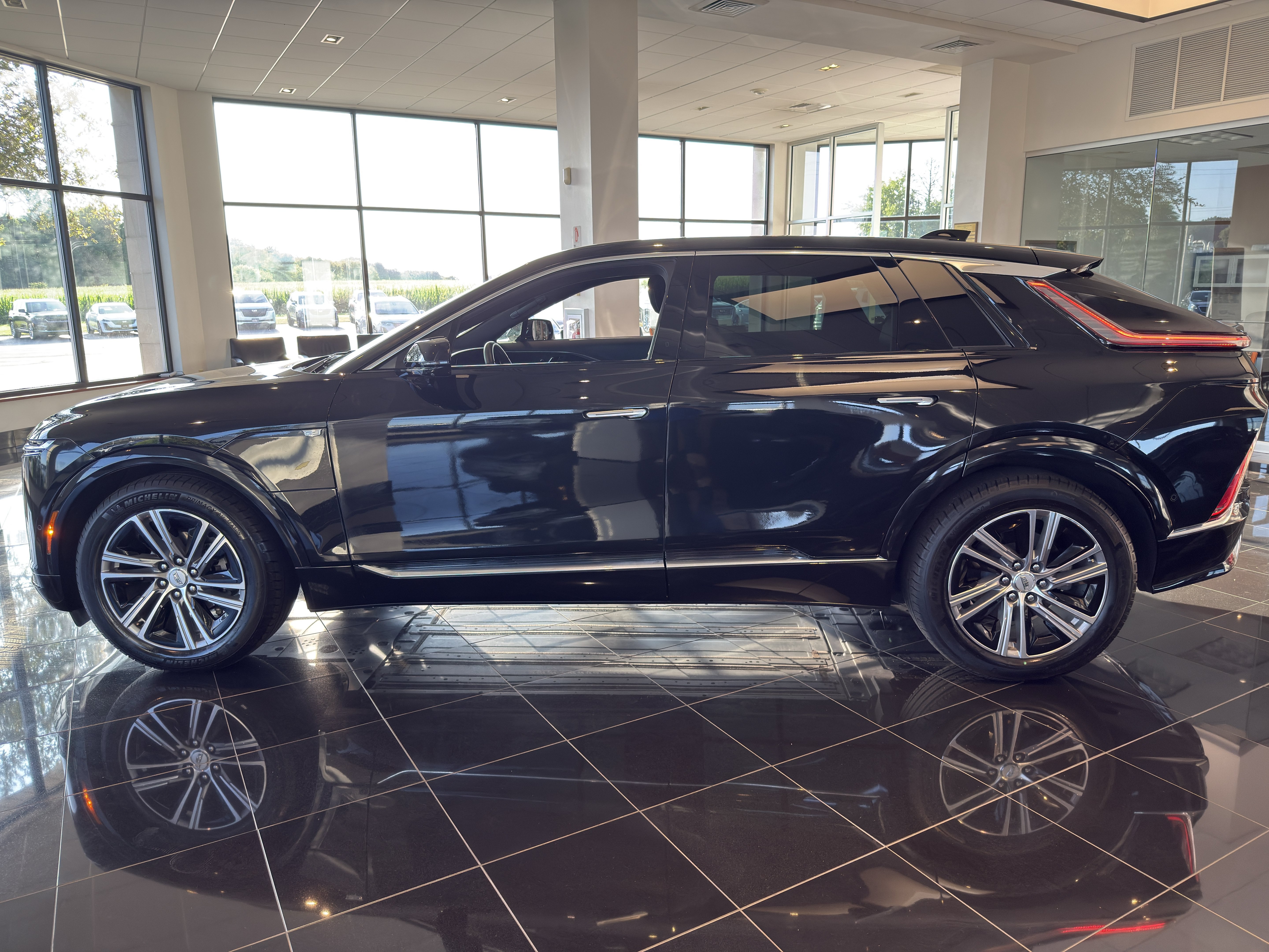 Certified 2024 Cadillac Lyriq Luxury AWD/4WD image 2