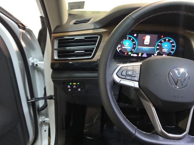 Used 2025 Volkswagen Atlas SE image 16