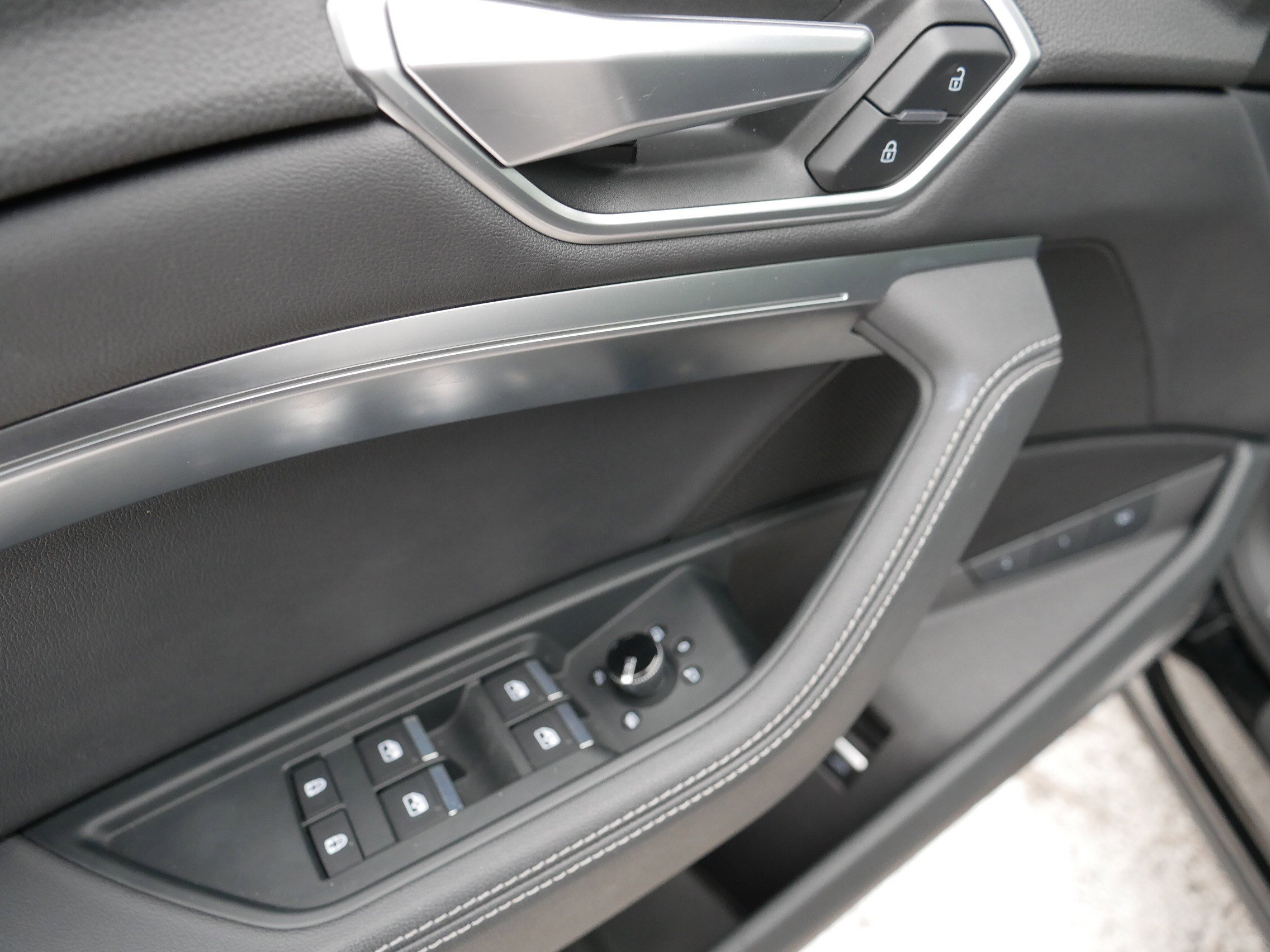 Used 2021 Audi e-tron Premium w/ Convenience Plus Package image 19