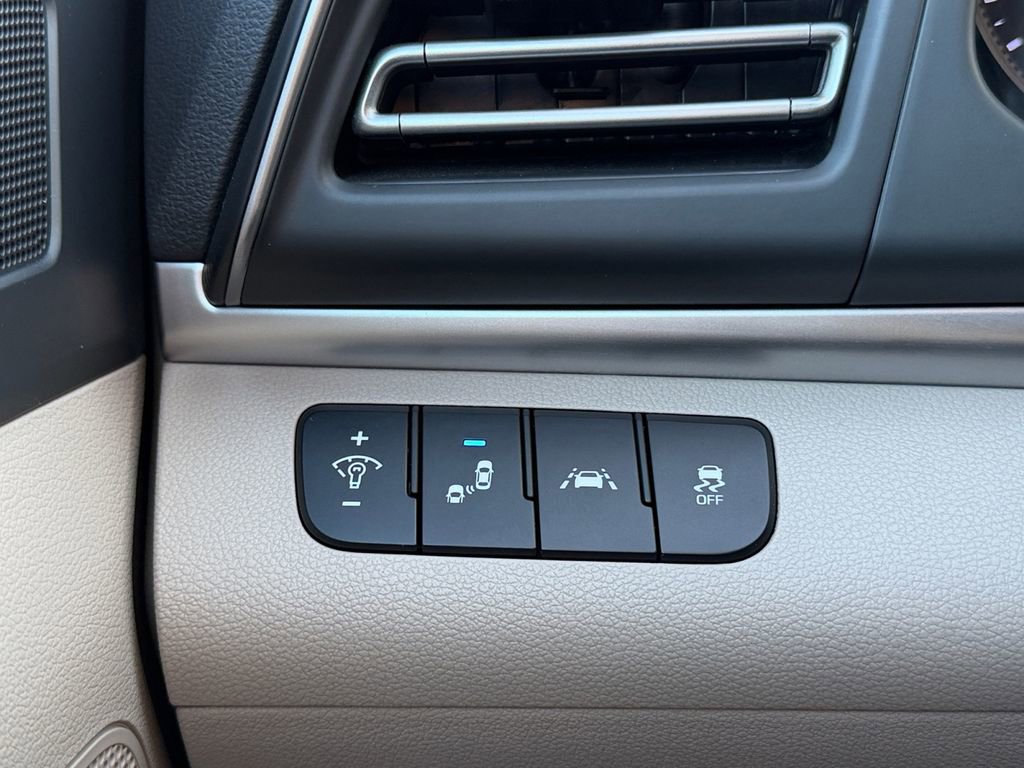 Used 2020 Hyundai Elantra Limited image 22