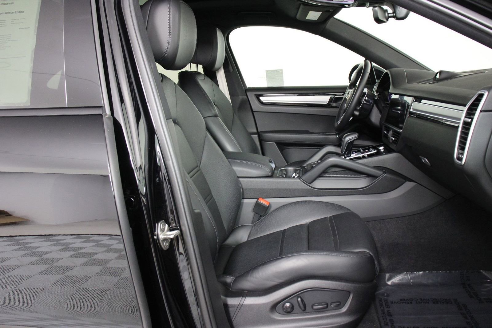 Certified 2023 Porsche Cayenne Platinum Edition image 31