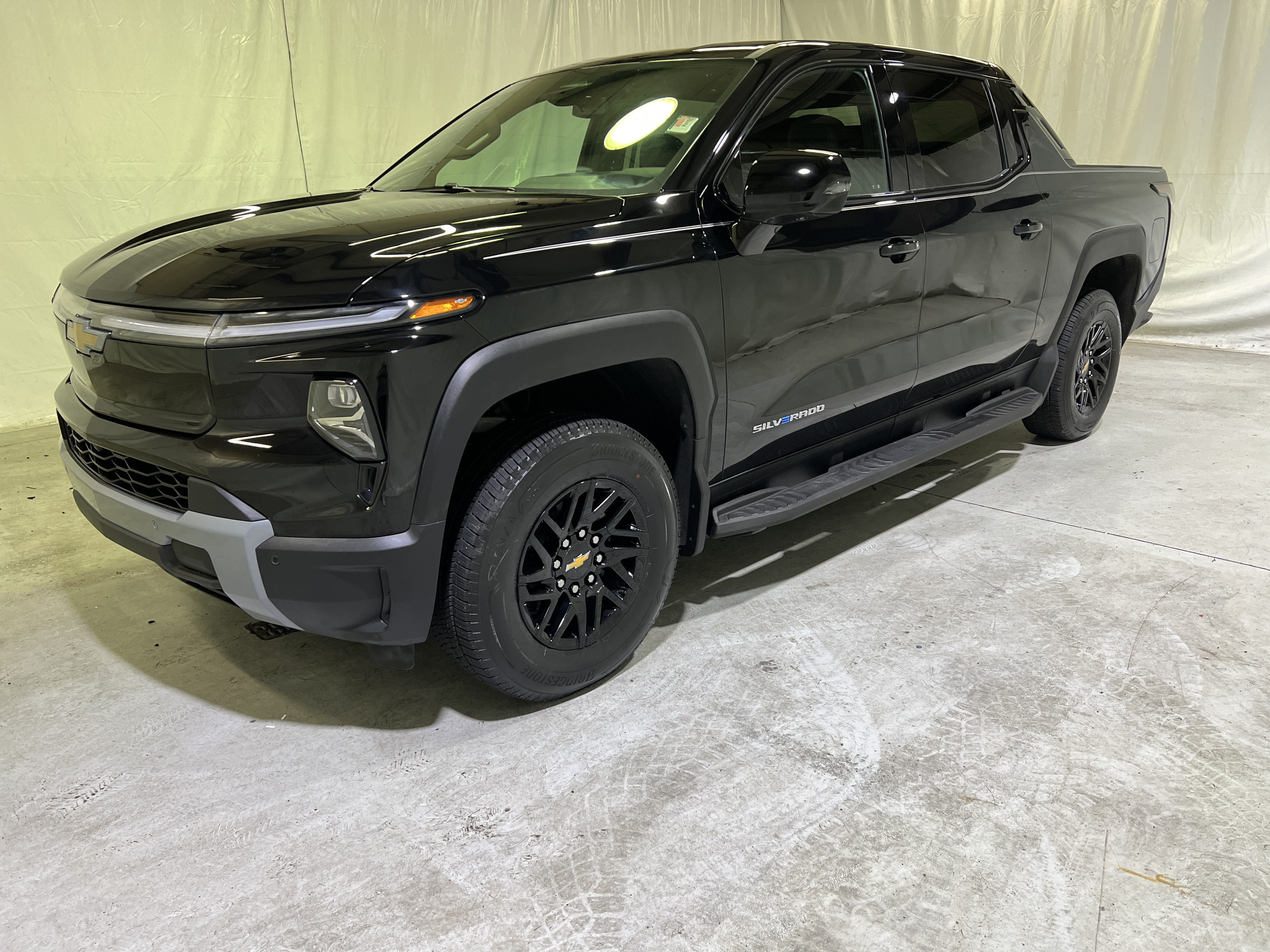 Certified 2025 Chevrolet Silverado EV LT AWD/4WD image 6