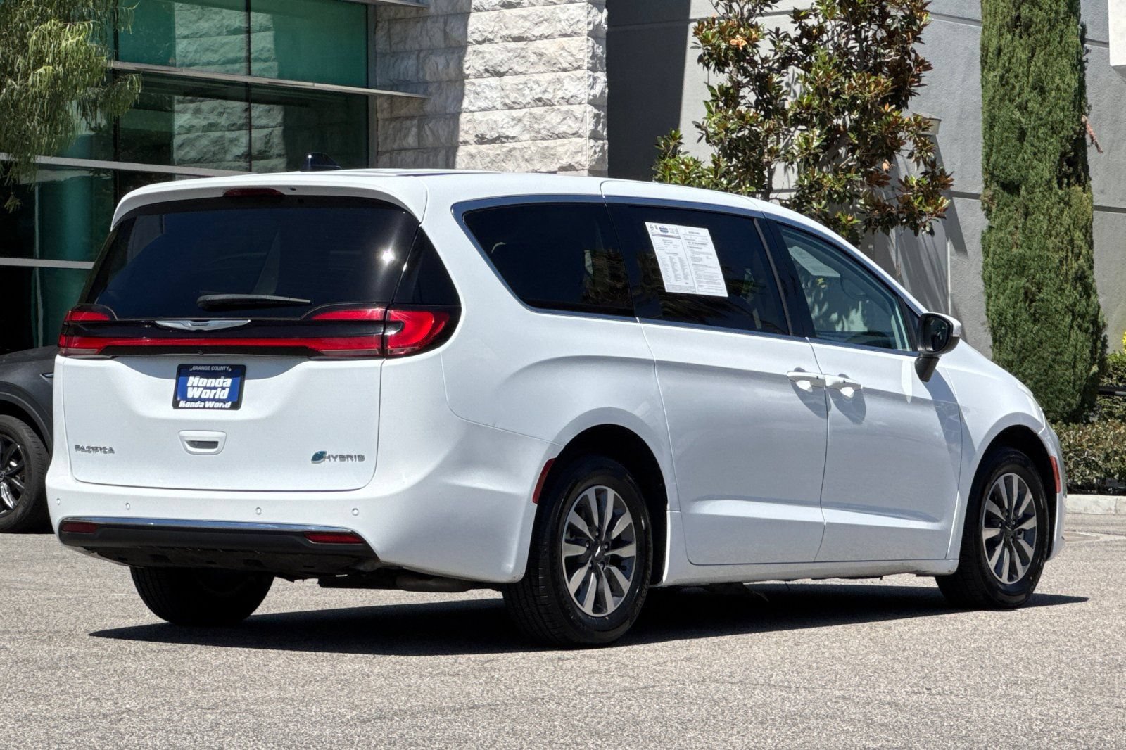 Used 2023 Chrysler Pacifica Touring-L FWD image 4
