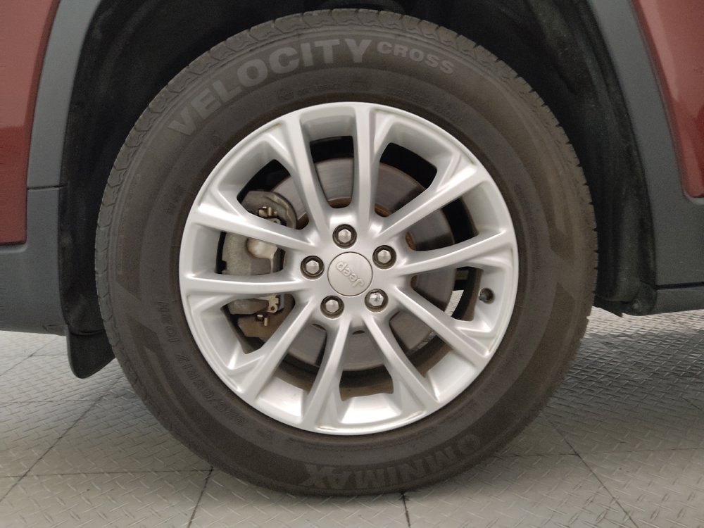 Used 2019 Jeep Cherokee Latitude w/ Cold Weather Group AWD/4WD image 31