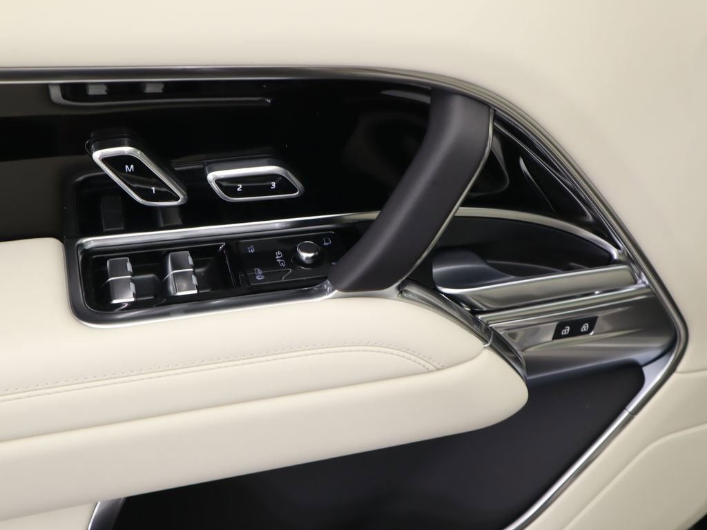 New 2025 Land Rover Range Rover SE image 25