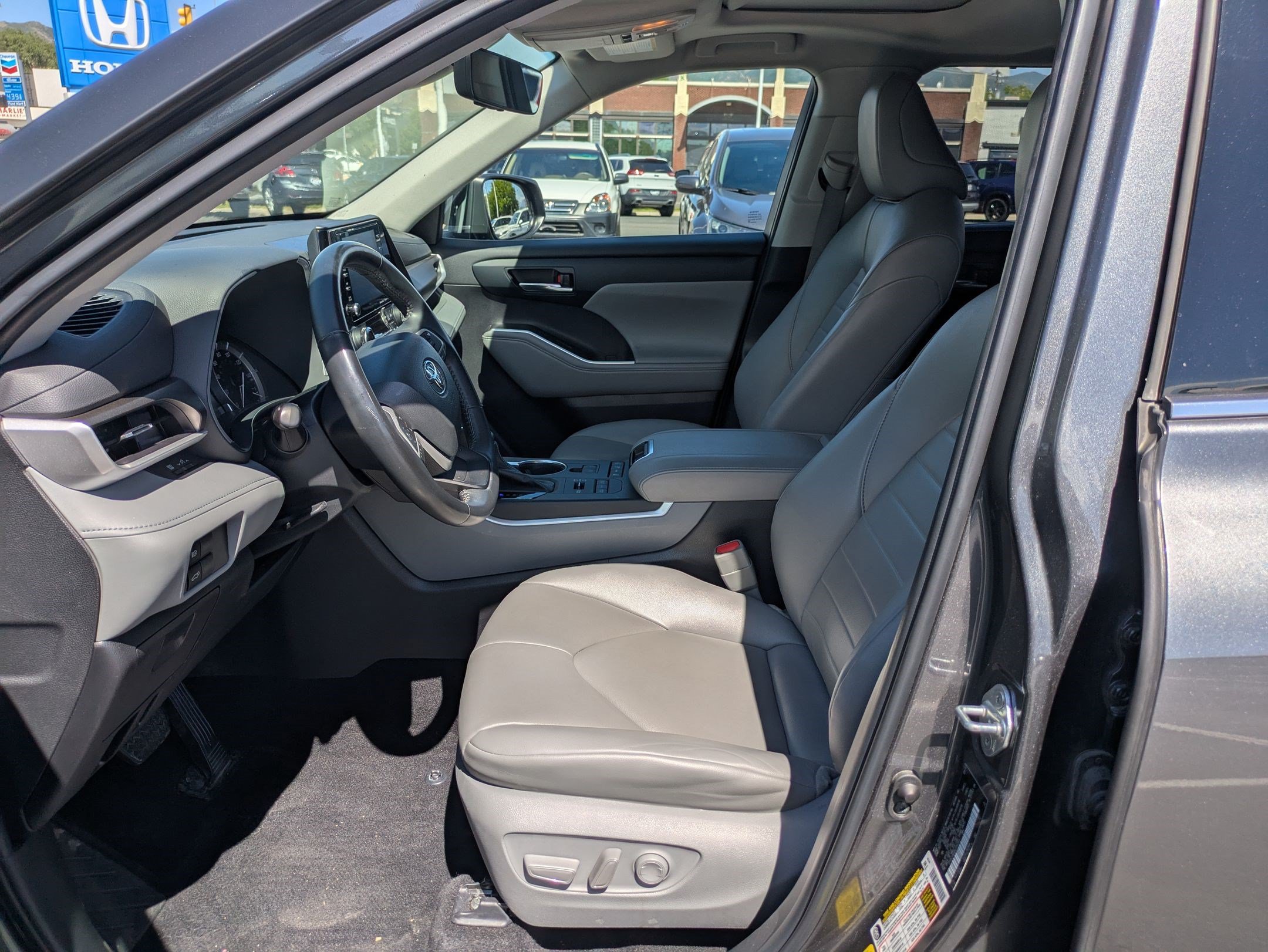 Used 2022 Toyota Highlander XLE AWD/4WD image 17