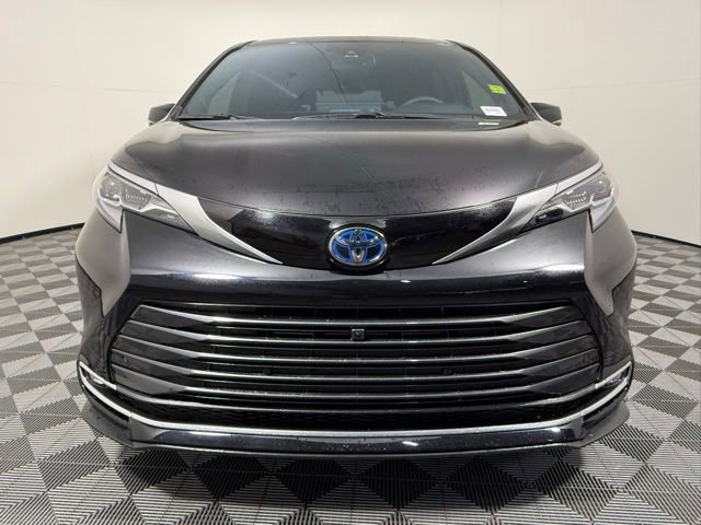Used 2025 Toyota Sienna Platinum image 12