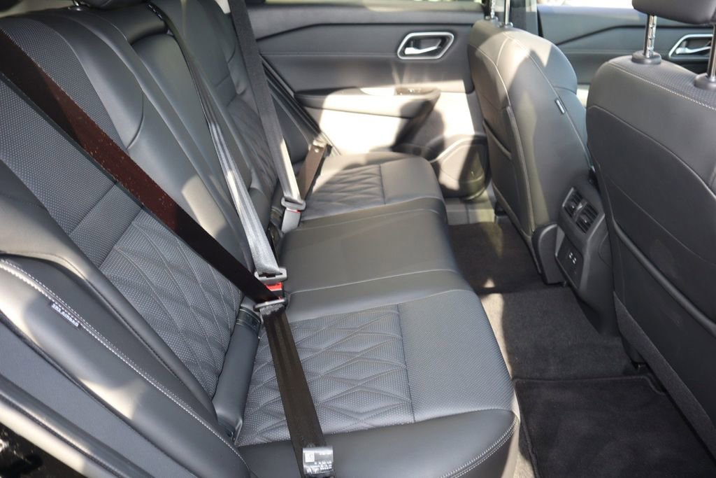 Certified 2025 Nissan Rogue Platinum image 26