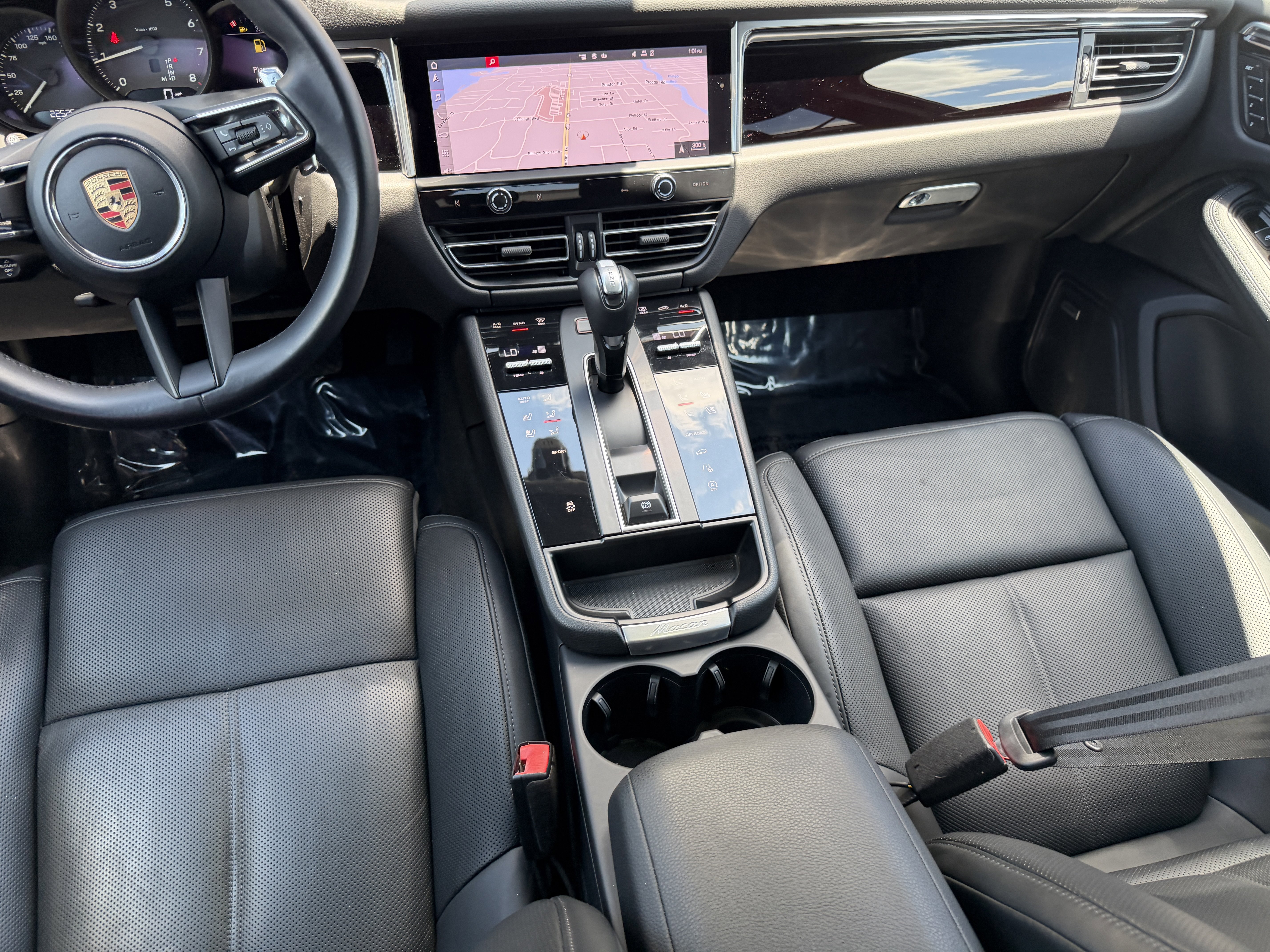 Certified 2024 Porsche Macan AWD/4WD image 19