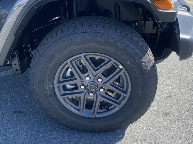 New 2025 Jeep Gladiator Sport image 11